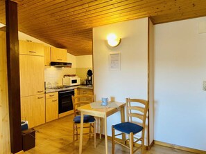 KĂŒhlschrank, Mikrowelle, Ofen, Wasserkocher mit Kaffee-/Teezubehör