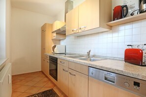 Fridge, oven, dishwasher, coffee/tea maker