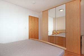 2 bedrooms, iron/ironing board, WiFi