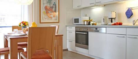 Frigorífico, microondas, horno y lavavajillas