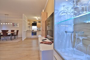 Kühlschrank, Mikrowelle, Ofen, Geschirrspüler