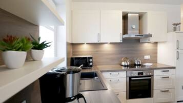 Kühlschrank, Mikrowelle, Ofen, Geschirrspüler