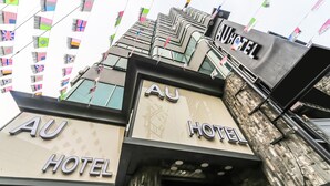 El exterior del Hotel AU, con una fachada moderna y varios balcones.