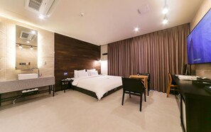 Room (Deluxe) | 1 bedroom, free WiFi, bed sheets