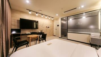 Rom (Deluxe) | 1 soverom, wi-fi (inkludert) og sengetรธy