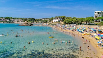 På stranden, solsenger og strandhåndklær