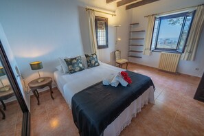 5 bedrooms, in-room safe, iron/ironing board, free WiFi - Can Xirau Castle | Private Pool Sea Views Air Conditioning Ideal Families (SANTA SUSSANA)