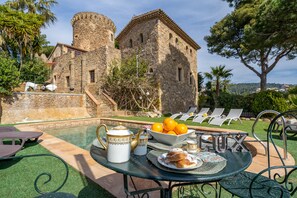 Outdoor dining - Castillo Can Xirau, Exclusive Property with private swimming pool & aircon (SANTA SUSSANA)