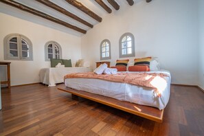 4 soverom, safe på rommet, strykejern/-brett og reiseseng for barn