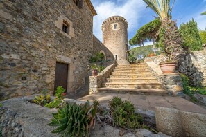 Property grounds - Castillo Can Xirau, Exclusive Property with private swimming pool & aircon (SANTA SUSSANA)