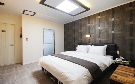 Room (Infinity Hourly room (OTT)) | 1 bedroom, free WiFi, bed sheets