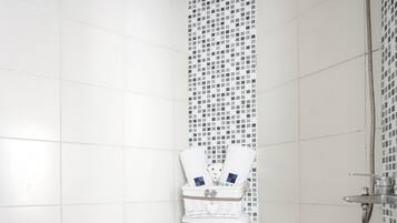 Deluxe-Zimmer | Badezimmer | Dusche, Handtücher, Seife, Shampoo