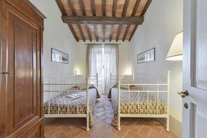 8 slaapkamers, een strijkplank/strijkijzer, reisbedje, gratis wifi