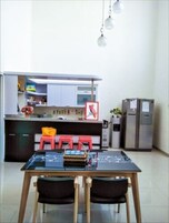 Refrigerador, placa de cocina, utensilios de cocina