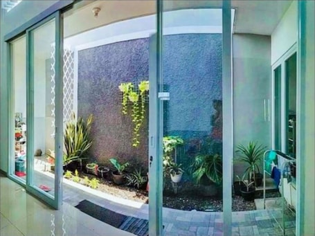 Entrada interior. Villa Mangli Monochrome Syariah by eCommerceloka