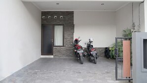 Un área de estacionamiento techada con dos motocicletas aparcadas.