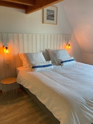 6 slaapkamers, een strijkplank/strijkijzer, reisbedje, gratis wifi