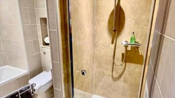 Bañera y ducha independientes, bañera profunda y secador de pelo