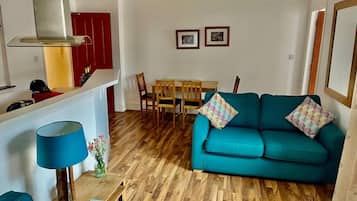 Apartamento | Zona de estar | Televisión de 30 pulgadas con canales digitales