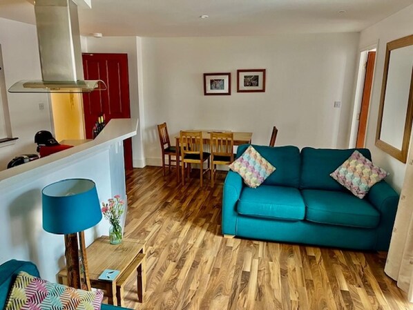 LĂ€genhet | Vardagsrum | 30-tums tv med digitalkanaler