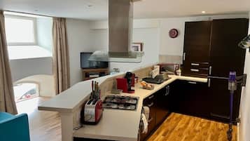 Apartamento | Cocina privada | Frigorífico, microondas, horno y placa de cocina