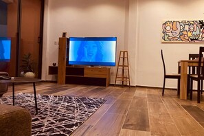 Apartment | Wohnzimmer | 30-Zoll-Fernseher mit Digitalempfang
