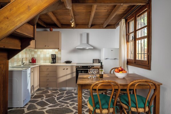 Fridge, oven, coffee/tea maker, electric kettle