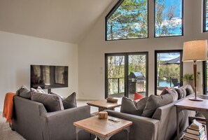 TV, peis, DVD-spiller og bøker