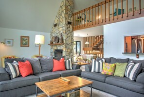 Fernseher, Kamin, DVD-Player, Bücher