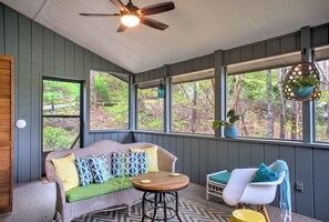 TV, peis, DVD-spiller og bøker