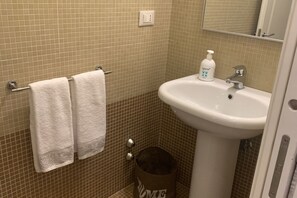 Dutxa, assecador de cabells, bidet i tovalloles
