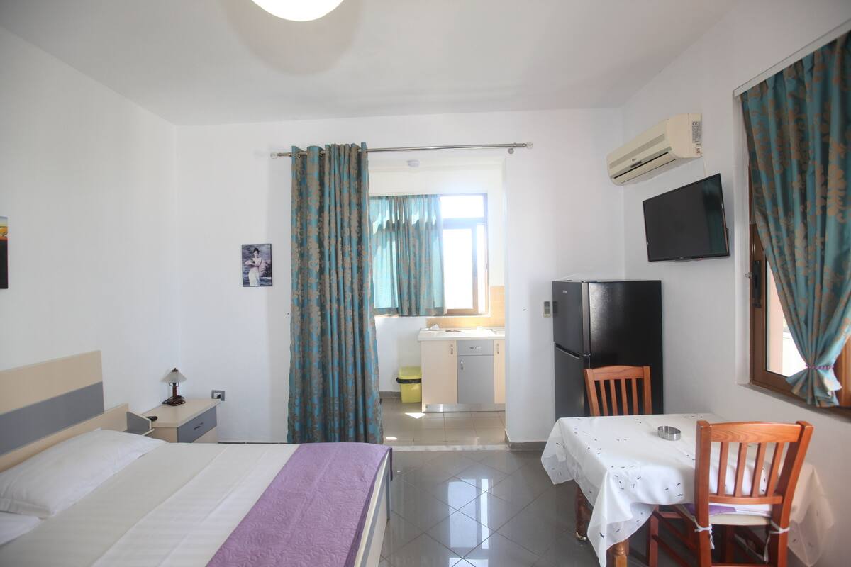 Habitación doble, planta baja | 1 dormitorio, ropa de cama hipoalergénica, tabla de planchar con plancha
