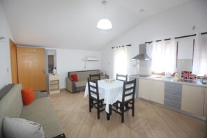 Apartment, 2 Bedrooms, Balcony | Hypo-allergenic bedding, iron/ironing board, free WiFi, bed sheets - Villa Oden (Ksamil)