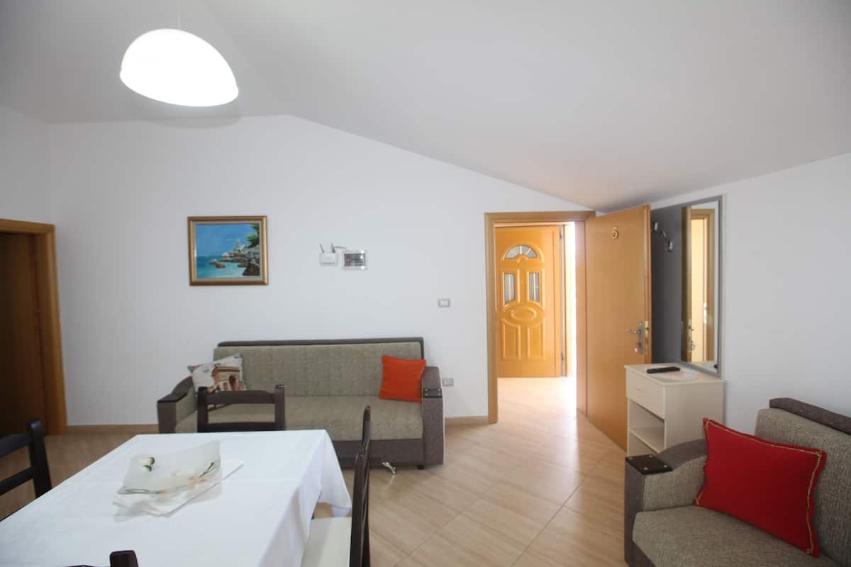 Apartamento, 1 habitación, balcón | 1 dormitorio, ropa de cama hipoalergénica, tabla de planchar con plancha