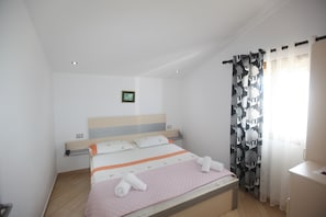 Apartamento, 2 quartos, sacada | Roupas de cama antialérgicas, ferros/tábuas de passar roupa