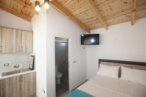 Apartment, 1 Bedroom, Balcony | Hypo-allergenic bedding, iron/ironing board, free WiFi, bed sheets - Villa Oden (Ksamil)