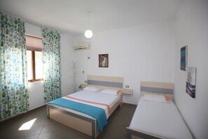 Leilighet, 1 soverom, balkong | Allergitestet sengetøy, strykejern/-brett, wi-fi (inkludert) og sengetøy