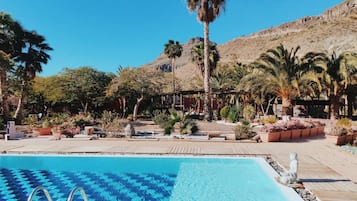 Een buitenzwembad, een verwarmd zwembad