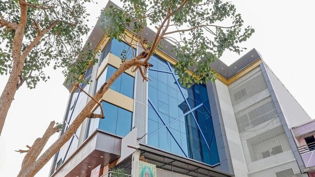 Un edificio moderno con fachada de vidrio y un letrero que dice "M. SQUAPE" debajo.