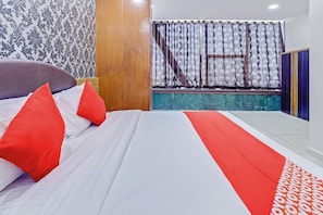 Blackout curtains, free WiFi, bed sheets - Hotel Shiv Inn (Vadodara)