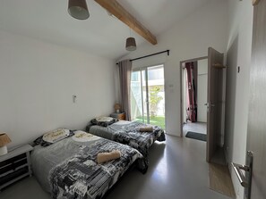 5 bedrooms, iron/ironing board, free WiFi, bed sheets - Air-conditioned villa 2 minutes from Pointe Rouge beach (Marseille)