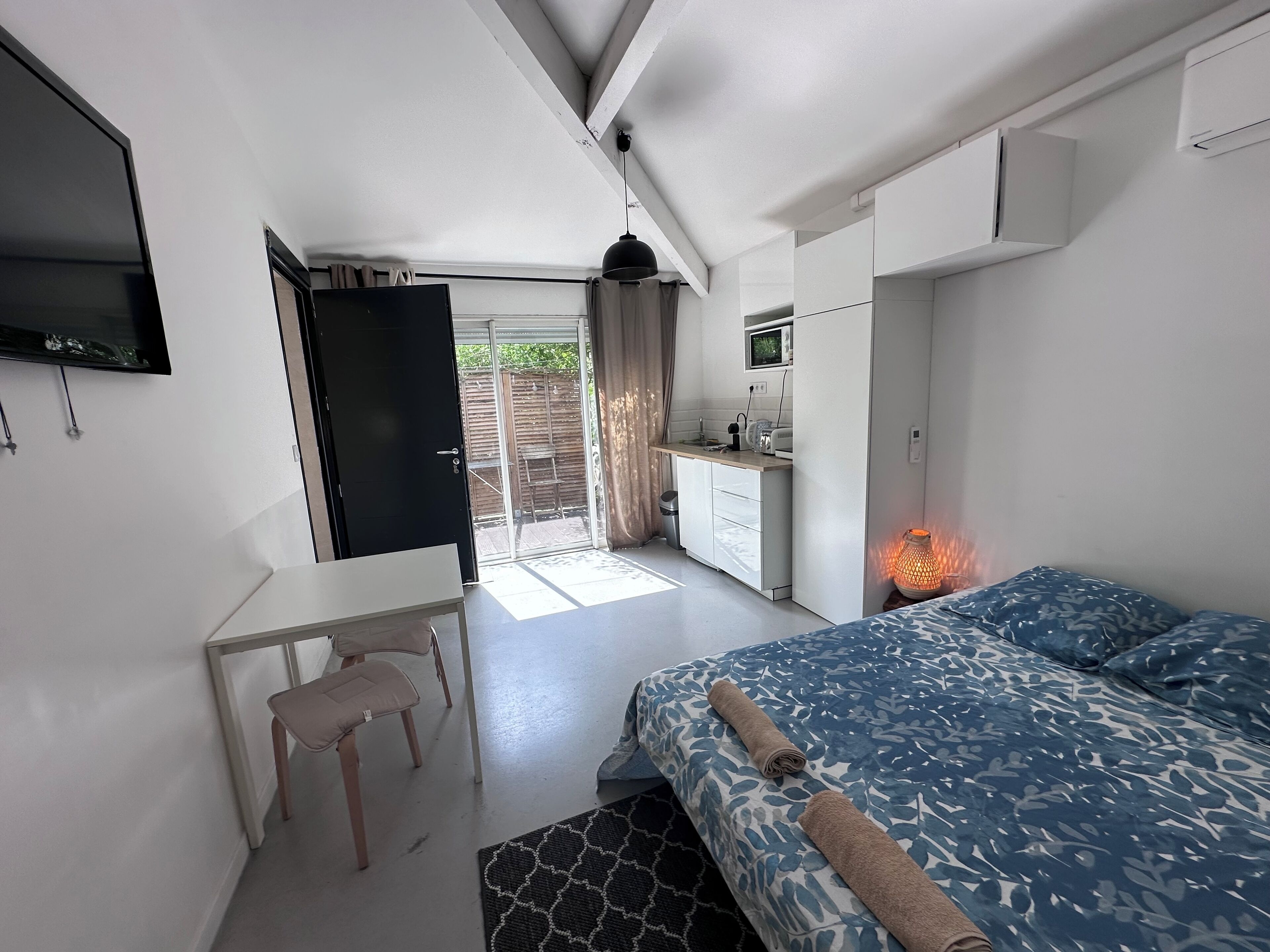 5 bedrooms, iron/ironing board, free WiFi, bed sheets