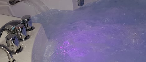 淋浴设施、吹风机、毛巾、肥皂