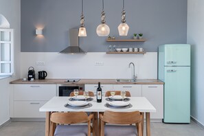 Refrigerador, microondas, parrilla de estufa y cafetera y tetera 