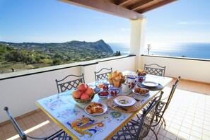 Outdoor dining - ROOFTOP TITINA: exclusive sea view apartment (Forio)