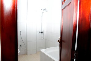 Deluxe Double Room | Bathroom | Shower, rainfall showerhead, free toiletries, slippers - Kenlon Hotel (Kampala)