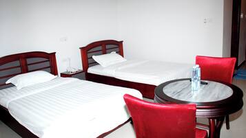 Habitación con 2 camas individuales | Ropa de cama de alta calidad, camas con efecto memoria y escritorio