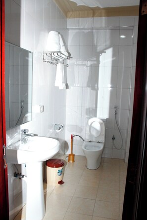 Dusche, Regendusche, kostenlose Toilettenartikel, Hausschuhe