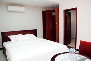 Executive Room, 1 Queen Bed | Premium bedding, memory foam beds, individually decorated - Kenlon Hotel (Kampala)