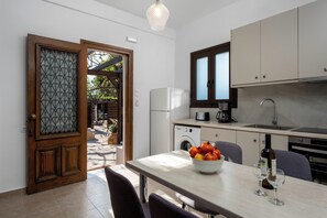 Fridge, oven, stovetop, coffee/tea maker